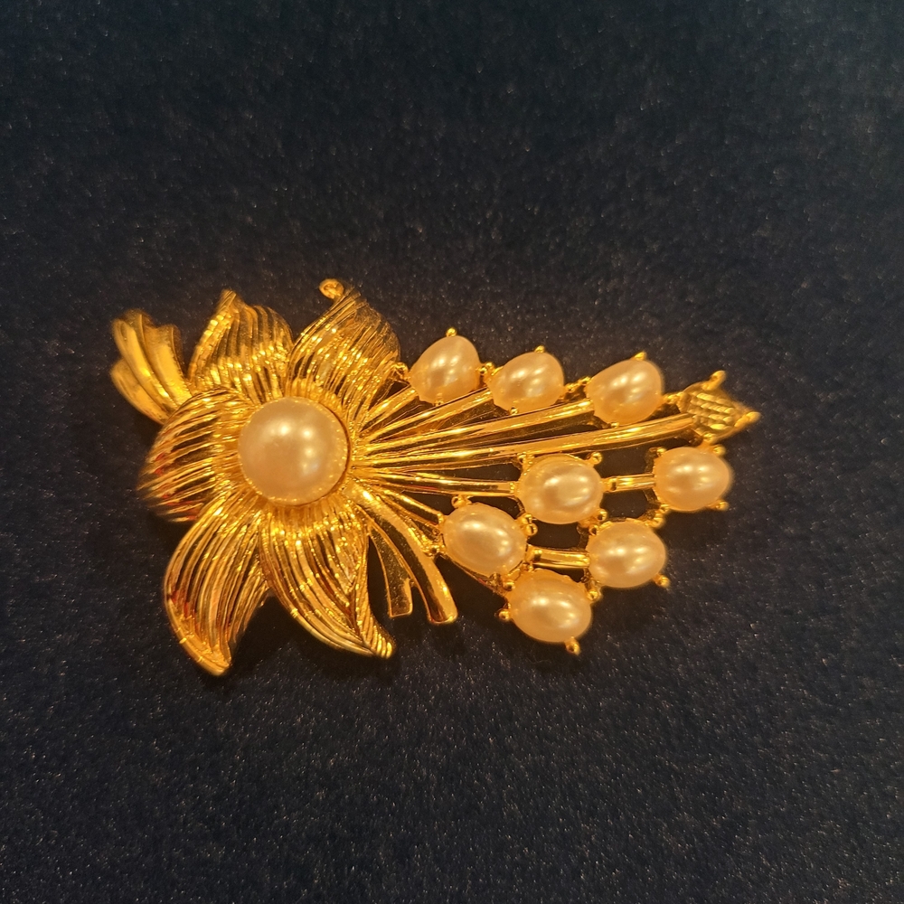 Elegant Gold and Pearl Brooch